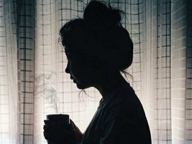 Foto de uma garota Sozinha tomando café