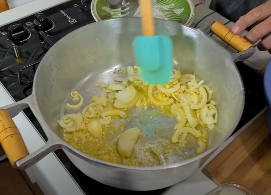 fritando cebola e alho