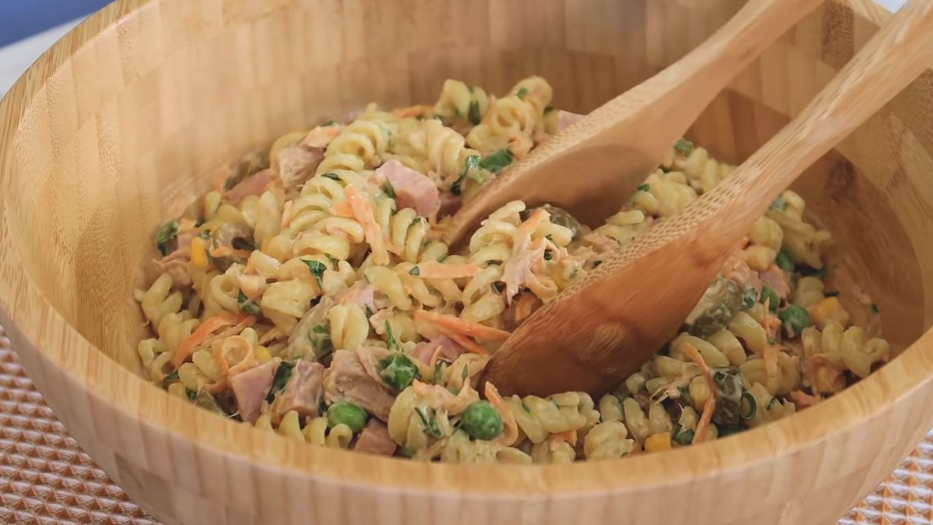 salada de macarrão (macarronese)