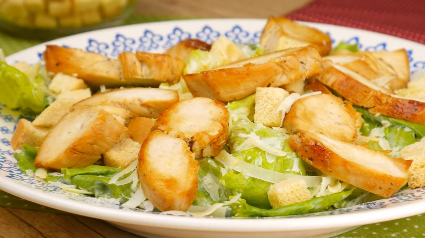 salada caesar com frango