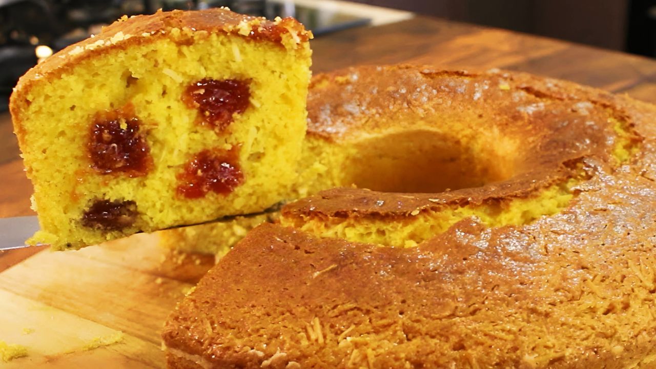 Bolo de fubá com goiabada