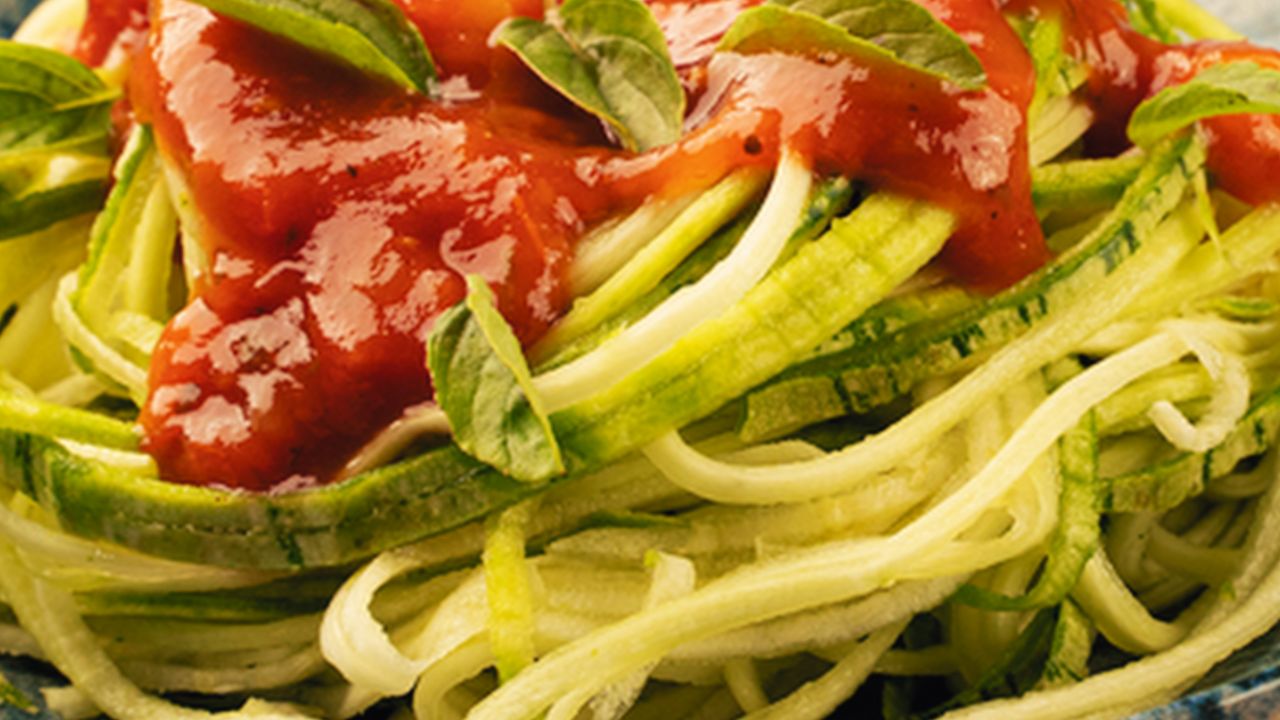 Macarrão de Abobrinha com Molho de Tomate